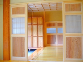 一枚板の建具が際立ちます。
