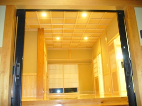 夜 ライトアップ時の美しい内装 No1