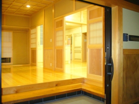 夜 ライトアップ時の美しい内装 No2