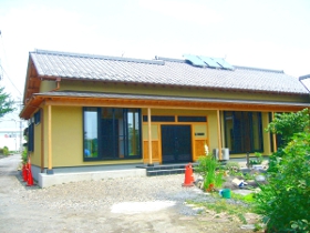 外観 正面の西側