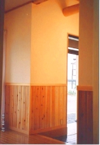 内部 廊下も腰板です。