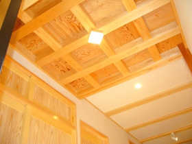 内部 玄関の天井です。