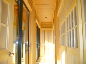 かつての日本家屋の象徴 『縁側』 です。